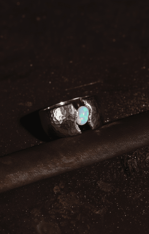 Anello in argento 925 con opale etiope taglio cabochon