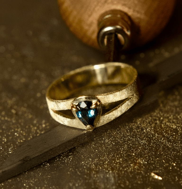 Anello in oro 750 con zaffiro taglio goccia — incisione satinata fatta a mano
